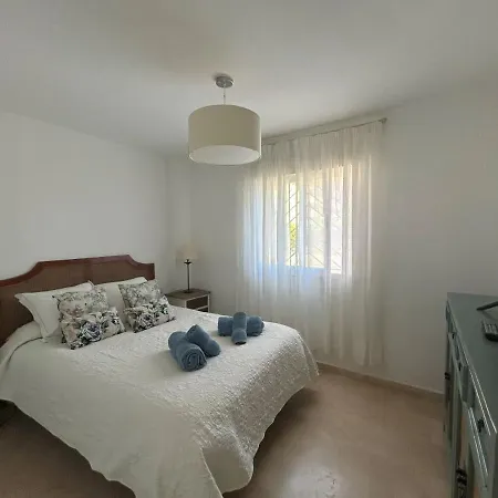 Holidays & Homes, Calahonda Royale Lirio, 300 M Playa *