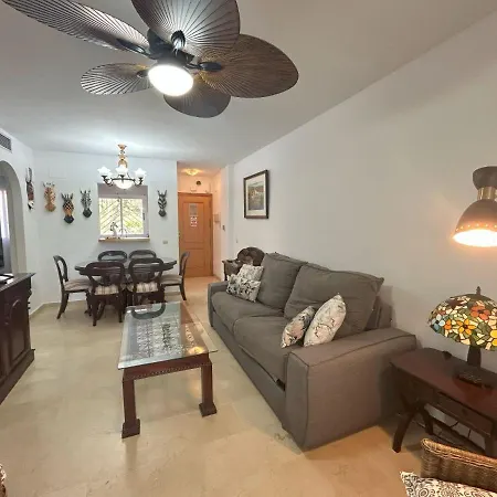 Apartment Holidays & Homes, Calahonda Royale Lirio, 300 M Playa *